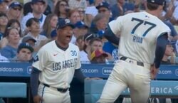 「退場しないで！」ド軍・ロバーツ監督が吠えた！ 一体、何が起きた…！？ ベンチから身を乗り出して叫ぶ瞬間「怖すぎるだろw」