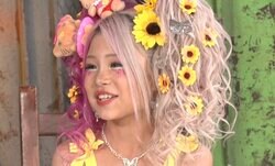 頭に風船を盛って…10歳の“小学生”黒ギャルのド派手ビジュアルに驚き「今日なんらかのお店がオープンした！？」