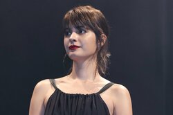 マギー、くっきり“美デコルテ”披露