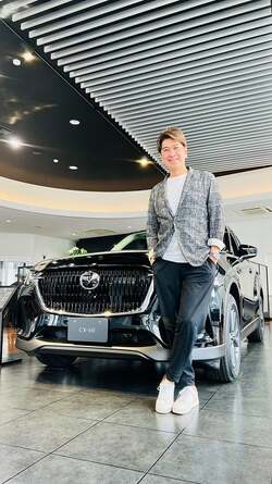 川崎麻世、契約する為に店を訪れ次に乗り換える新車「カッコイイ」「似合います」の声 