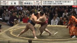 どっちが勝った？と館内騒然 俵ぎりぎり残った白熱の取組、衝撃の結末は両者同時ゴロン1回転「想像をこえる展開」