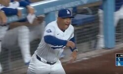 ド軍監督、ブチギレて“猛ダッシュ”！ 疑惑の判定にベンチから爆速飛び出しで猛抗議