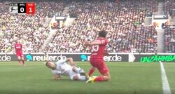 どこがファウルなんだよ！ 審判が猛スピードで警告→笑いながら逆ギレ状態… 背後から足首に危険すぎる“殺人タックル”が炸裂した瞬間