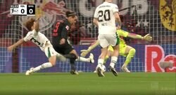 「変態スライディング！」「カッコ良すぎるだろ…」ボルシアMG板倉滉があわや大事故の“神タックル”を炸裂した瞬間　“伝家の宝刀”で絶体絶命のピンチを回避