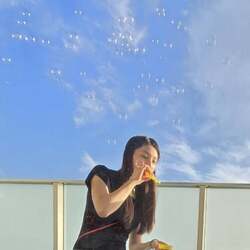 土屋太鳳、夏空の下で“シャボン玉”に囲まれた写真を公開「童心に帰れますね」と反響