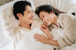 塩野瑛久、足立梨花が挙式後にベッドイン！「これからもよろしくお願いします」愛を誓い合い頭ポンポン『私たち結婚しました2』第5話