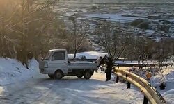 「軽トラが降ってきた」凍結した坂道で逃げ惑う人々…恐怖の瞬間映像に「緊迫感ありすぎ」「現実とは思えない」驚きの声