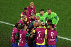 「はしゃぎすぎだろw」ブラジル監督 真顔で歓喜の‟チッチ・ダンス”披露しリシャルリソンに小突かれる「監督かわいいw」