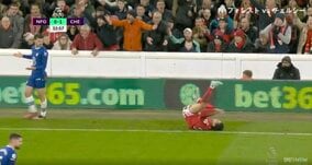 サポーターが大ブーイングも… タックルに行ったMFマウントが激怒、リプレイ映像で「マリーシア失敗」が証明される