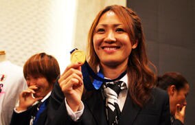 W杯王者の丸山桂里奈＆本並健治夫婦も日本代表ユニのペアルックで応援「四年後が楽しみです！私も出産頑張ります」