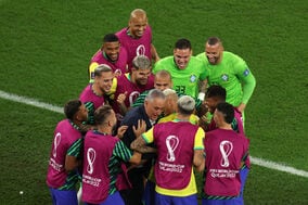 「はしゃぎすぎだろw」ブラジル監督 真顔で歓喜の‟チッチ・ダンス”披露しリシャルリソンに小突かれる「監督かわいいw」