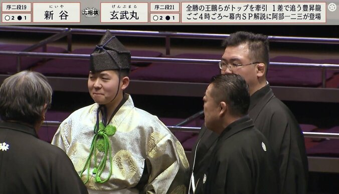 【写真・画像】大相撲中継で超緊迫シーンのはずが……若手行司、協議中“突如の表情変化”にファンほっこり「笑ってるw」「龍之助くんかわいい」　2枚目