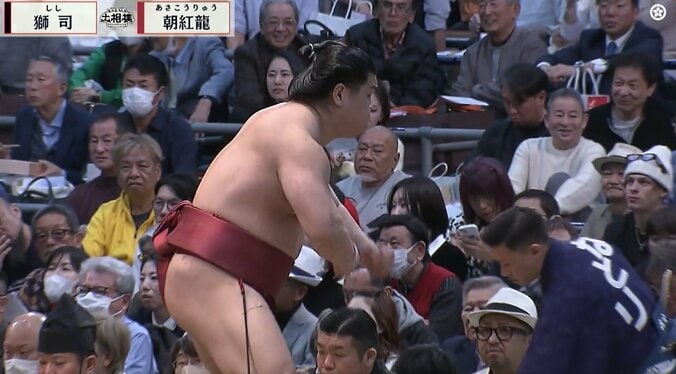 いきなり力士が“マッスルポーズ”を披露 隆起した筋肉美に「おぉ」館内どよめき 4枚目