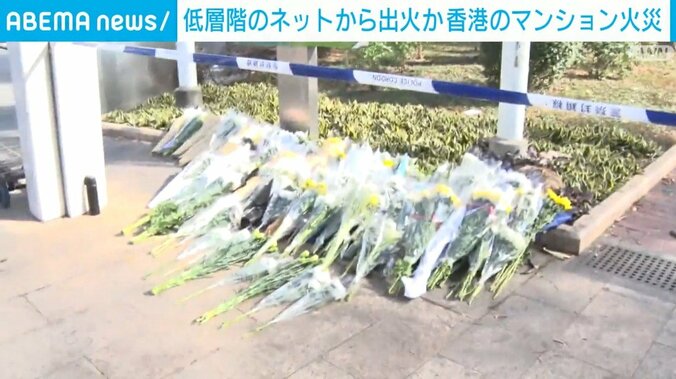 現場のマンション前に手向けられた花