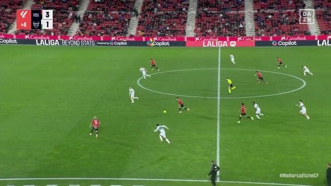 なぜ…？日本代表FW、超高速ボール奪取から迎えた決定機でパスを選択→アシスト未遂に「自分で打てばいいのに」「なんでパスした」ファンは不満の声 4枚目