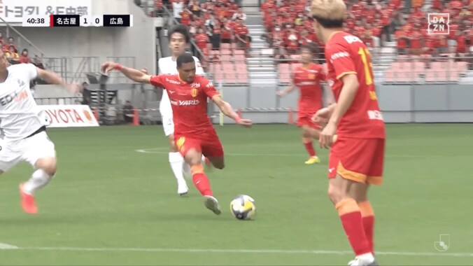 「悪魔の左足」が炸裂！名古屋10番の“20m爆裂ドライブシュート”にSNS沸騰「理不尽なマテウスが帰ってきた」「安定のレベチ」「ゴラッソえぐすぎる」 3枚目