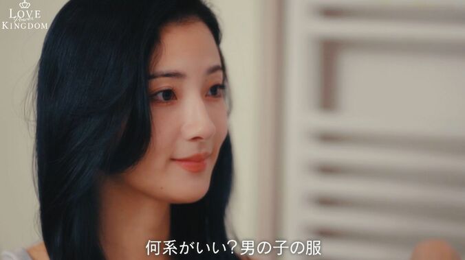 【写真・画像】圧倒的にモテてきた低身長モデル、ドレス姿から一変！メガネ＆フードのラフな部屋着姿がエロすぎて「黒メガネという手法を取り入れた」「恋愛強者」の声　2枚目