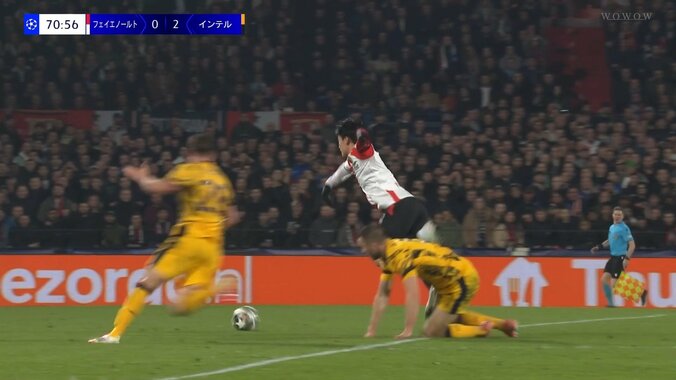 【映像】上田綺世、高速抜け出し→1対1を仕掛けてボックス内に倒された瞬間