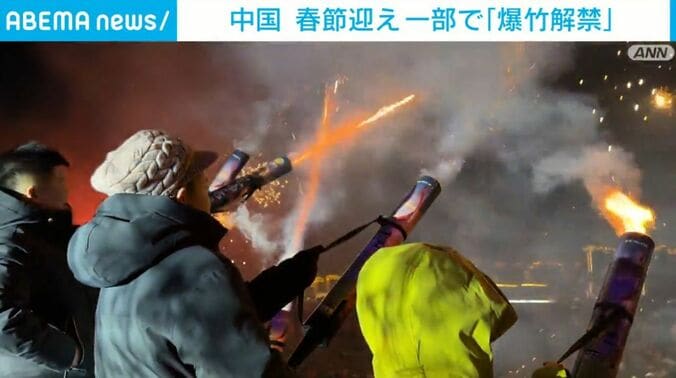 爆竹をあげる人々