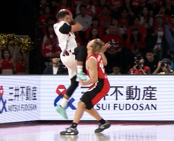 「何てことするねん！」日本代表SGが“顎に膝蹴り”の被害…「荒すぎるよ」カタール選手とHCがダブル退場で騒然【バスケW杯予選】 3枚目