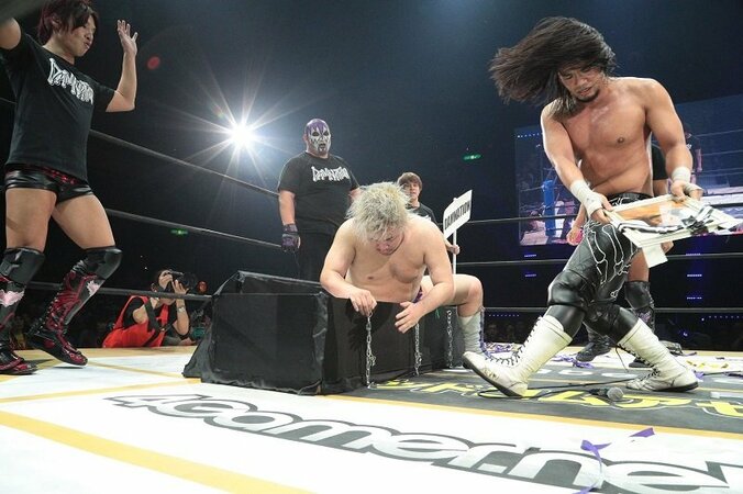 生中継でリアル放送事故！スタッフから悲鳴　新王者“カリスマ”佐々木大輔、男色ディーノを棺桶葬 3枚目