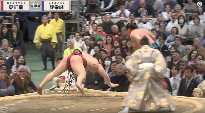 力士も思わず「おっ！みたいな表情」で驚く 約1分30秒協議→“同体取り直し”に「体が飛んでた」「かかと出てたよ」館内もどよめく 2枚目