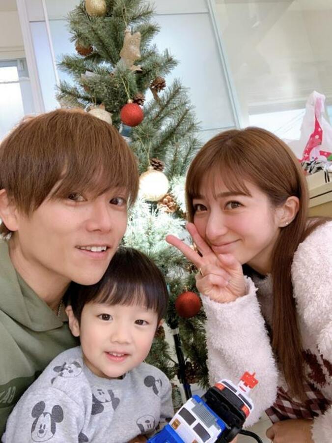  杉浦太陽、妻・辻希美＆三男との3ショットを公開「クリスマスイベントも全力」  1枚目