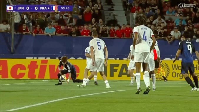 「審判は甘えすぎでは？」日本代表10番が“体当たりタックル”に怒り…「流しすぎ」「FVSの難しさ」PK＆ファウルなしにSNSも騒然【U-20W杯】 4枚目