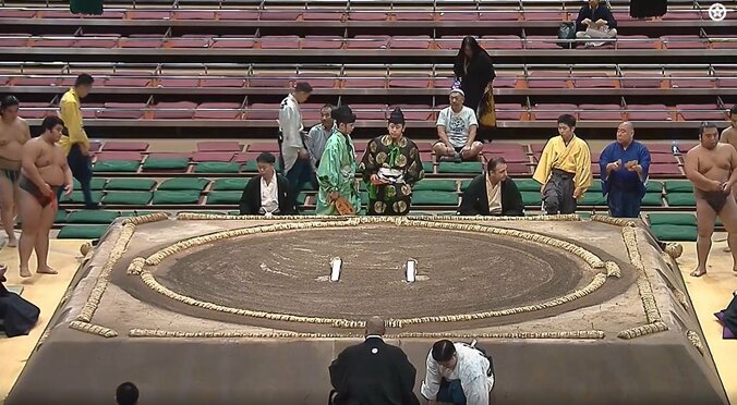 向正面に座るパラダイス山元さん