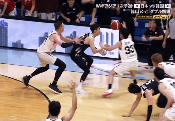 【写真・画像】「触ってないって！」バスケ日韓戦、“疑惑の判定”に解説陣が不満…残り10秒のビデオ検証に「ほんまか？」「ボールの動きが変わってないよ」　1枚目