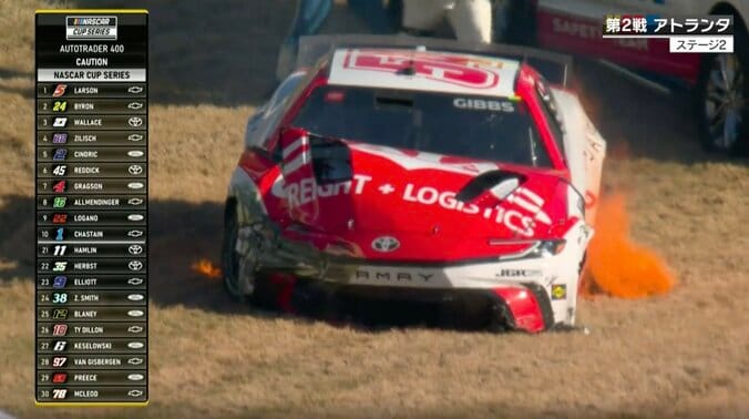 「燃えてる燃えてる」クラッシュ直後に思わぬハプニング 「早く出ないと」サーキット一時騒然、足で消火する荒業も 3枚目