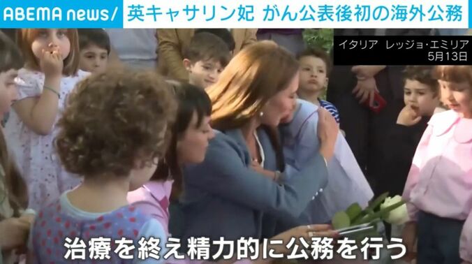 ハグするキャサリン妃
