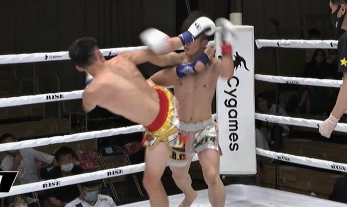 右ハイで“一撃”KO、ダウンシーンに視聴者騒然「初めてみた…」 試合後のマイクも話題 2枚目