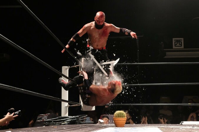 蛍光灯に芝刈機？　米デスマッチ団体GCW日本初登場で凄惨バトル　カリスマ・葛西純が発したメッセージとは 2枚目