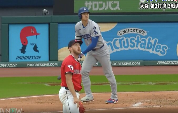 【写真・画像】どうした…？ 大谷翔平、見たことない“珍光景”「激レア」「見上げすぎw」 思わず体勢がおかしくなる… ファン騒然「大谷さんパワーすげえ」　1枚目