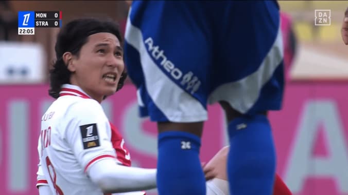 「けっこう削ってる…」南野拓実が“危険すぎる両足タックル”被害で大悶絶＆怒り！「かなり無謀」「怪我しかけた」解説者とファンが苦言を呈した瞬間 4枚目