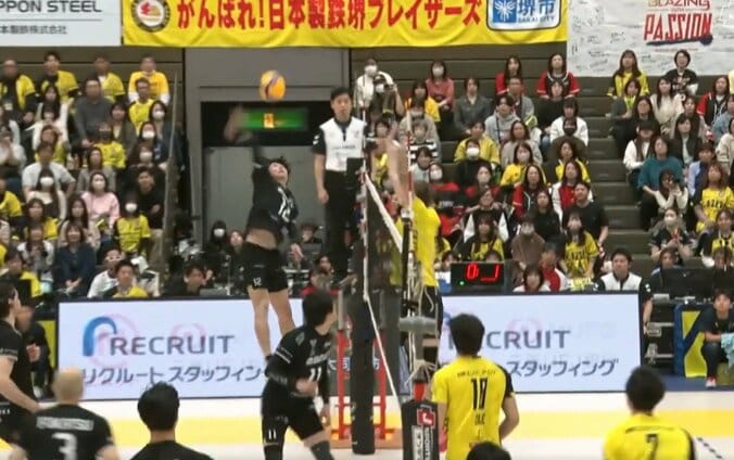 【写真・画像】男子バレー、想像の“斜め上”をいく珍事 自陣にスパイクが… 高等技術が招いた驚きの光景　1枚目