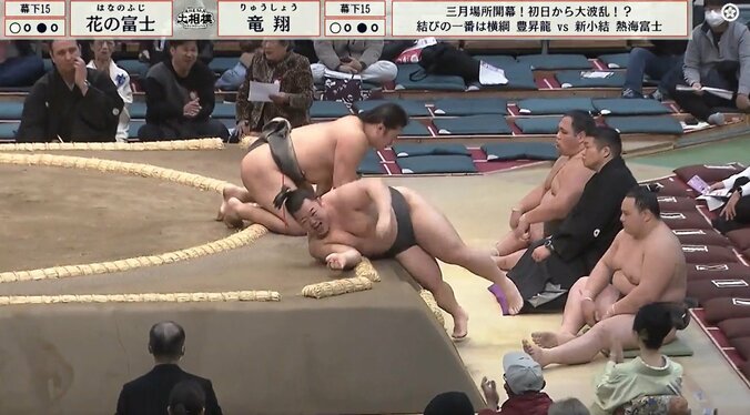 「笑っちゃってるじゃん」土俵際で何が？ 敗れた力士の“敵ながらあっぱれ”な表情が話題 逆転劇での一コマ 5枚目