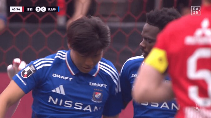 「小学生だとあるけど…」大学生Ｊリーガーの“衝撃キックミス失点”に騒然！「トラウマ級」「諏訪間は強くなろ」「スローインも厳しかった」横浜FMは最下位転落 2枚目