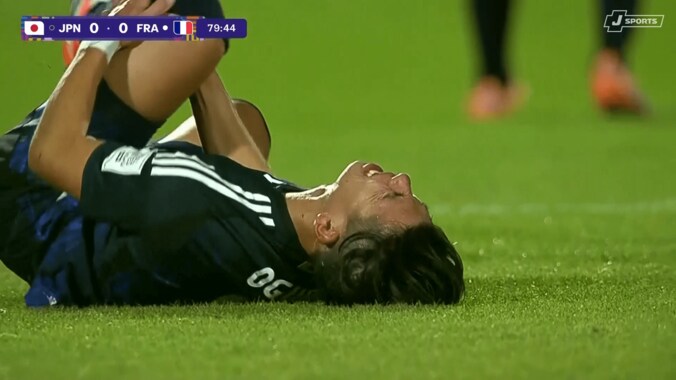 「レッドだろ！」日本代表MFが“足裏タックル”被害で絶叫…検証映像が物議「FVSが遠いアングルのみ」【U-20W杯】 5枚目