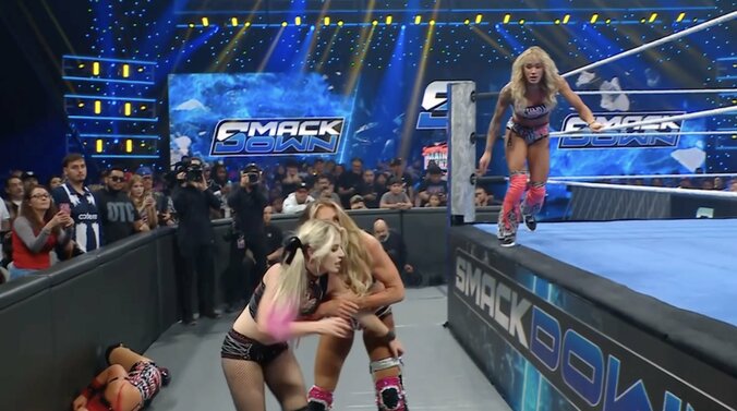 コーナーに向かって走り出すソル（写真右上）