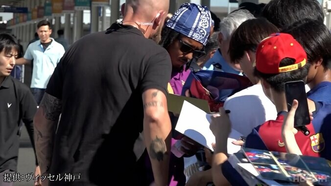 バルサ来日で大熱狂！ ヤマルは“スタッフ制止”の珍事？ ペドリやレヴァンドフスキらが“神対応”笑顔でファンサービス 4枚目