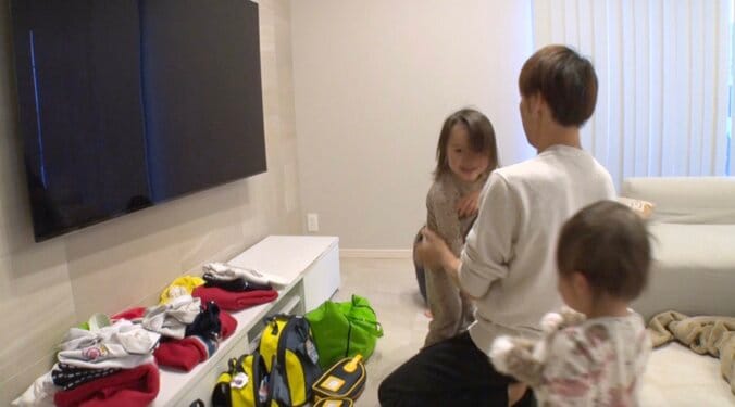 【写真・画像】弁当作りに着替え、保育園送迎も…5人の年子をワンオペで育てる53歳夫の姿に驚きの声「大変すぎる！」妻は26歳年下の美女　2枚目