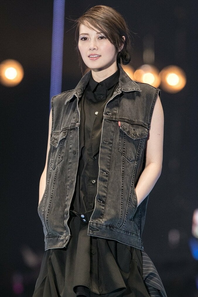 乃木坂46、白石麻衣は”クールまいやん”、松村沙友理は”にこるんポーズ”でTGCランウェイ堂々闊歩 5枚目