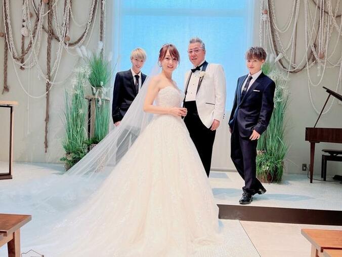  渡辺美奈代、ウェディングフォト撮影での家族ショットを公開「愛弥と名月からのサプライズ」  1枚目