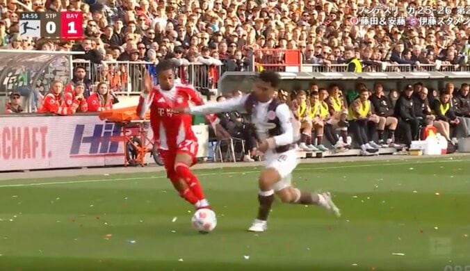 「事故やん！」藤田譲瑠チマ、衝撃の“爆速ハードタックル”炸裂「エグすぎん？」バイエルンの怪物アタッカーを吹っ飛ばす瞬間「気持ち入ってる」 2枚目