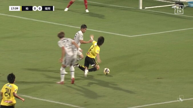 【映像】寄せた瞬間相手が転倒→PKに