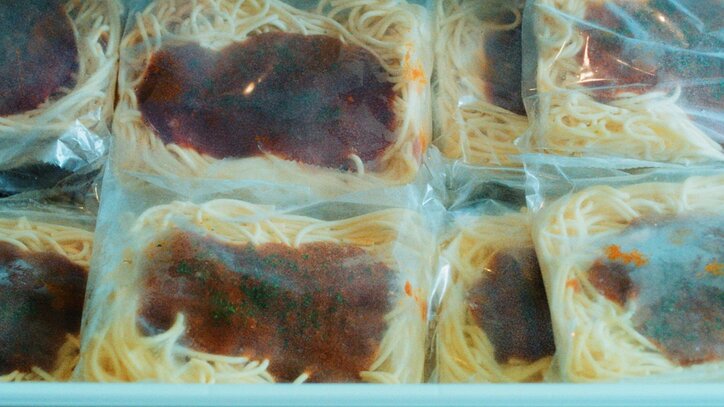 お葬式のお弁当、お通夜のお寿司、ひとりで食べる冷凍パスタ…映画『ウィーアーリトルゾンビーズ』のリアルな食事写真