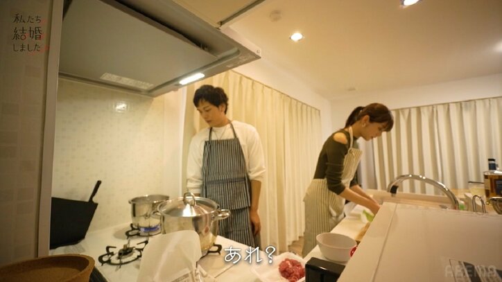 貴島明日香、肩見せエプロン姿に「かわいすぎる奥さん」「エプロン似合う」の声！15歳年上夫と新居で料理『私たち結婚しました4』第1話