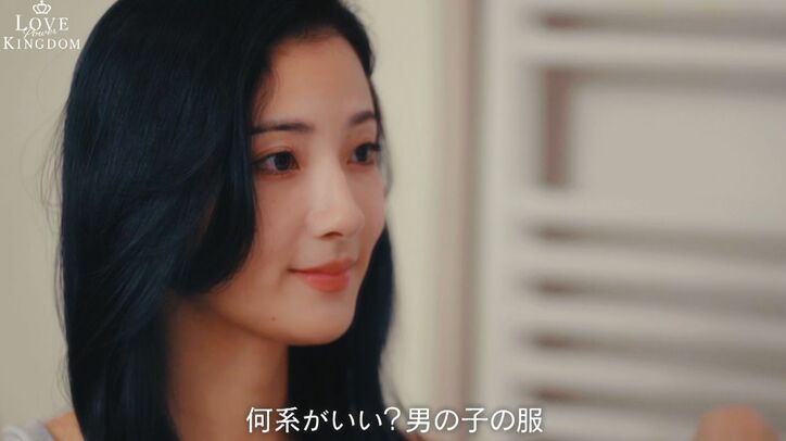 【写真・画像】圧倒的にモテてきた低身長モデル、ドレス姿から一変!メガネ&フードのラフな部屋着姿がエロすぎて「黒メガネという手法を取り入れた」「恋愛強者」の声 2枚目